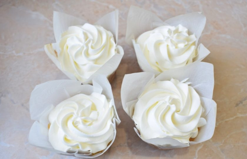 1. Этап. Капкейки для любимого: С помощью кондитерского мешка с насадками сделайте на кексах шапочку из крема.