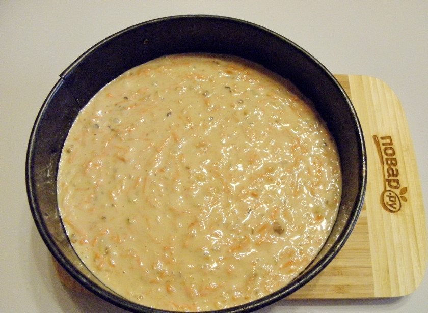 1. Этап. Морковный пирог классический: Форму для выпечки застелите пергаментом, смажьте его любым кондитерским жиром. Перелейте в форму тесто, разровняйте. Отправьте пирог в духовку на 50-55 минут, температура — 180 градусов. Следит: в духовках маленького объема пирог испечется быстрее.