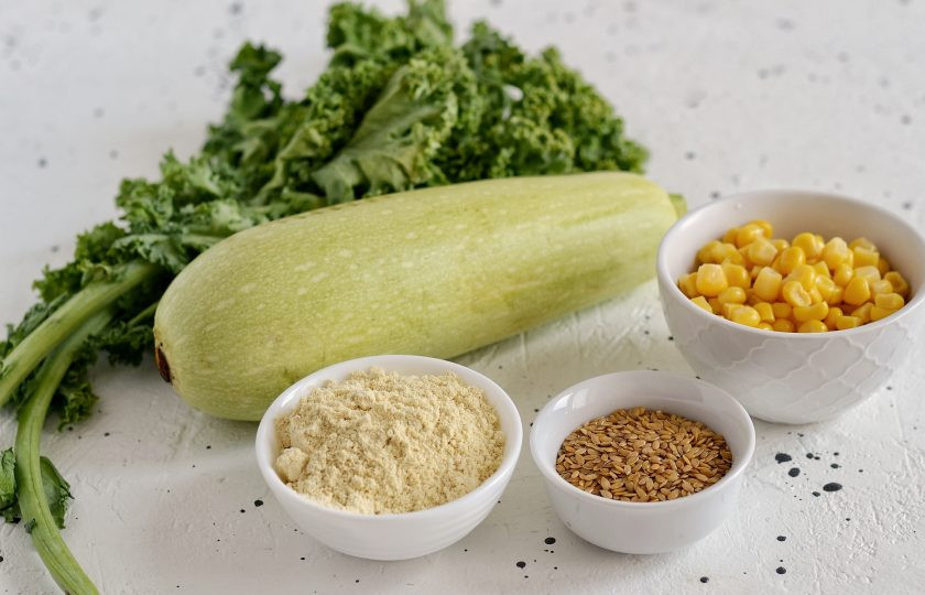 1. Этап. Оладьи из кабачков с кукурузой: Подготовьте все ингредиенты.