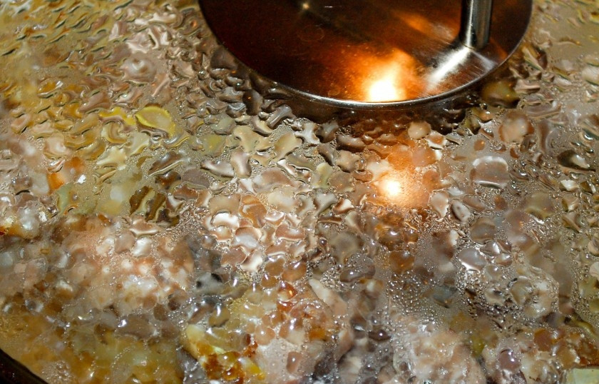 1. Этап. Смаженина: 4. При желании можно добавить в процессе немного воды или бульона, но чаще всего смаженина в домашних условиях достаточно сочная и не требует дополнительной жидкости.