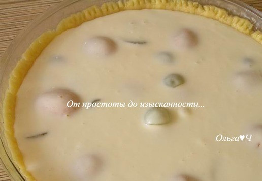 1. Этап. Пирог с абрикосами и виноградом: Сверху добавьте заливку.