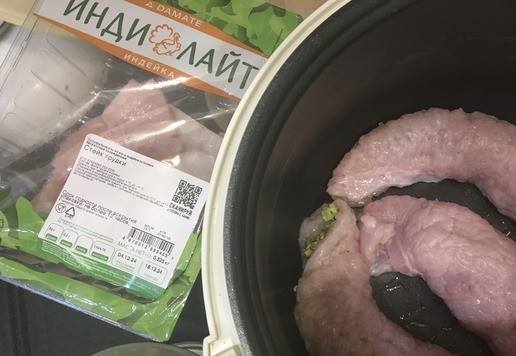 1. Этап. Рулет из индейки с пикантной начинкой: Смазать чашу мультиварки оливковым маслом, и рулетики сами тоже смазать маслом. Готовить можно на режиме тушение 40 мин. Для красивой запеченной корочки можно после мультиварки обжарить рулетики на сковороде.