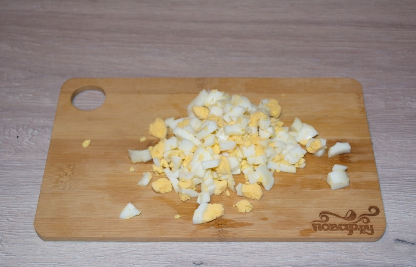 1. Этап. Салат с салями и кукурузой: Отварное куриное яйцо очищаем и измельчаем.