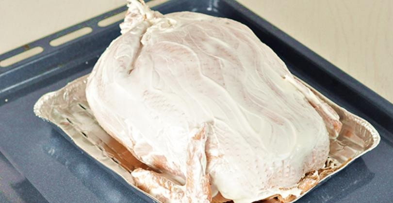 1. Этап. Курица с яйцом: Духовку нагрейте до 190 градусов. Курицу переложите в форму для запекания, смажьте 2 ст.л. сметаны и отправьте готовиться на 1,5 часа. Через 30 минут смажьте курицу еще 1 ст.л. сметаны. За 20 минут до окончания смажьте курицу сливочным маслом.