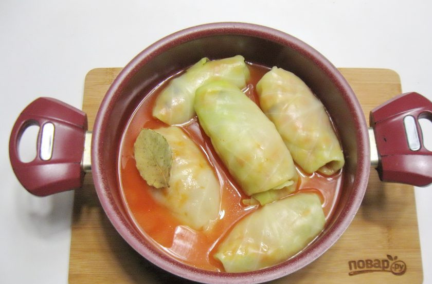 1. Этап. Постные голубцы с овощами: Налейте 300-350 мл воды. Добавьте лавровый лист, соль и сахар.