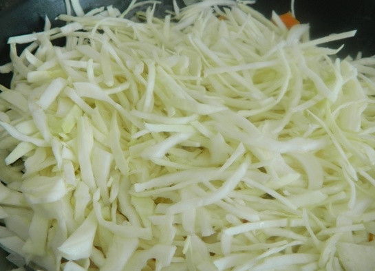 1. Этап. Лаханоризо из капусты и риса: 5. Затем добавляем капусту и на большом огне, помешивая, жарим все вместе минут 5.