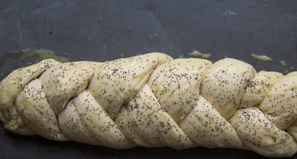 1. Этап. Хлебная косичка с маком: 8. Смажьте косичку куриным желтком и посыпьте маком.