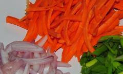 1. Этап. Говядина по-сычуаньски: Порезать соломкой лук-шаллот, зеленый лук, морковь.