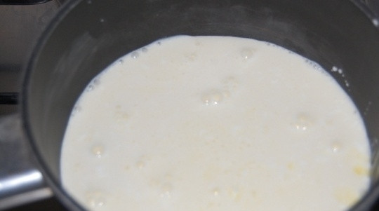 1. Этап. Сладкий пирог на День Святого Валентина: 6. Добавьте по частям молоко и сливки, перемешивая. Добавьте ванилин и поставьте крем на медленный огонь. Варите, постоянно помешивая венчиком, в течение 5-10 минут, пока крем не загустеет. Перелейте крем в большое, плоское блюдо, накройте пищевой пленкой и оставьте остывать до комнатной температуры.