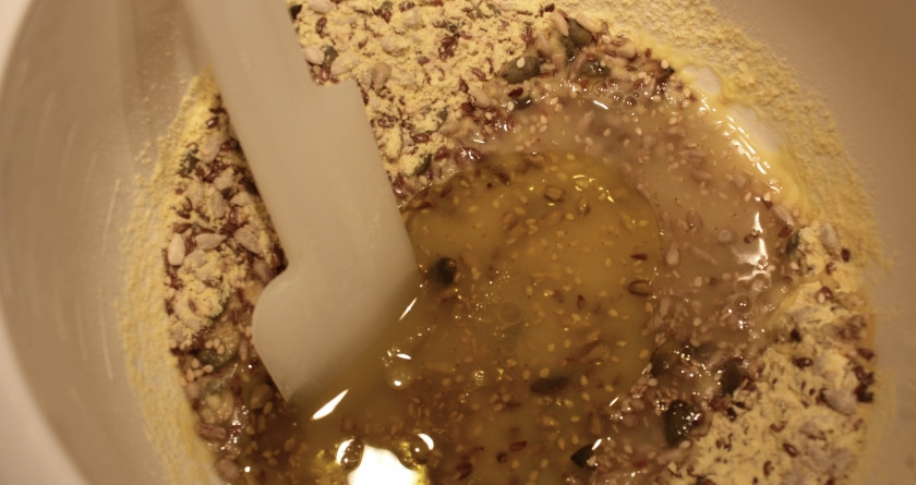 1. Этап. Кукурузные хлебцы: Смешиваем все сухие ингредиенты. Добавляем оливковое масло и воду. Хорошенько все перемешиваем.