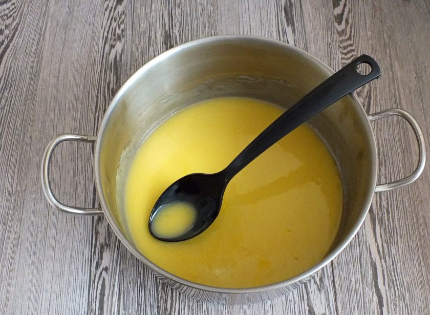 1. Этап. Чак-чак из кукурузных палочек: Растопите содержимое кастрюли постоянно помешивая. Как только масса начнет закипать, снимите с огня.