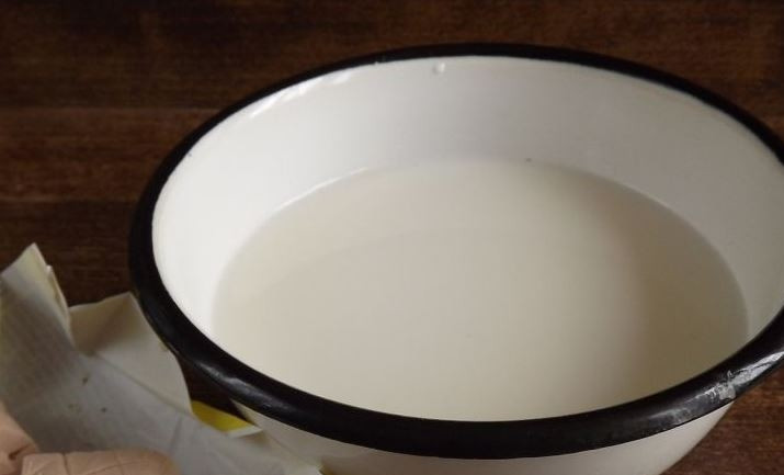 1. Этап. Тесто для пончиков: Молоко подогрейте так, чтоб оно было слегка теплым. Затем перелейте его в миску с высокими бортиками, добавьте дрожжи, хорошенько растворив их в молоке. Добавьте сахар и оставьте все постоять при комнатной температуре.