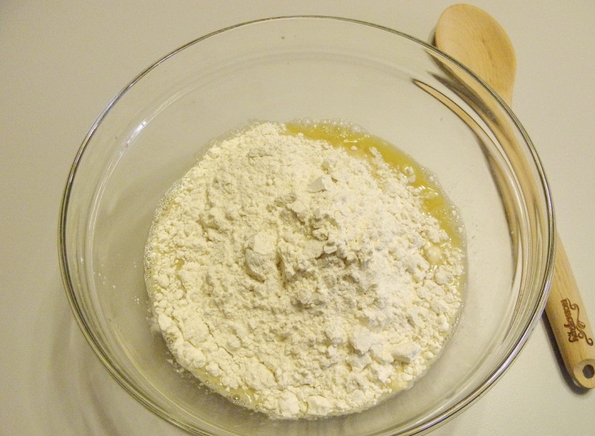 1. Этап. Расстегаи с яблоками: Вбейте сырые яйца, перемешайте. Введите просеянную пшеничную муку, замесите тесто. Чтобы тесто было более пластичным, можно добавить пару ложек растительного масла.