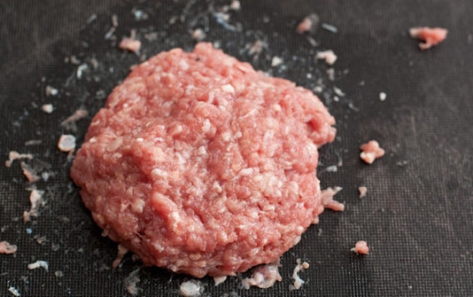 1. Этап. Диетические котлеты из говядины: 4. Каждую порцию мяса для одной котлеты лучше несколько раз размять, ударив ее об стол. Таким образом, структура будет еще более однородной.