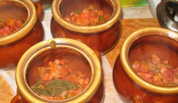 1. Этап. Солянка в горшочках: Раскладываем приготовленную массу по горшочкам, наполняя их на половину. Доливаем горячий бульон (почти до верху). Добавляем мелко порезанные оливки, засыпаем измельченную зелень.