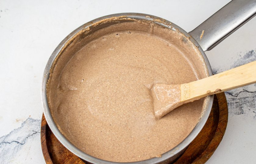 1. Этап. Творожно-шоколадная пасха заварная: Снимите кастрюлю с плиты и дайте массе немного остыть.