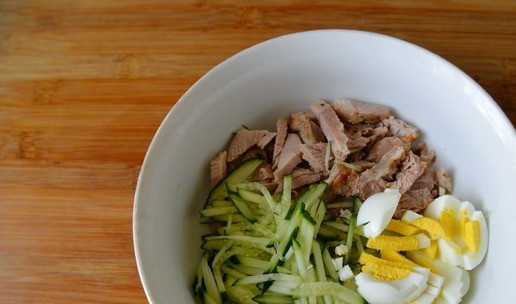 1. Этап. Салат Максимум пользы в одной тарелке: Добавляем к порезанной индейке порезанные соломкой огурцы и полосочками вареные яйца.