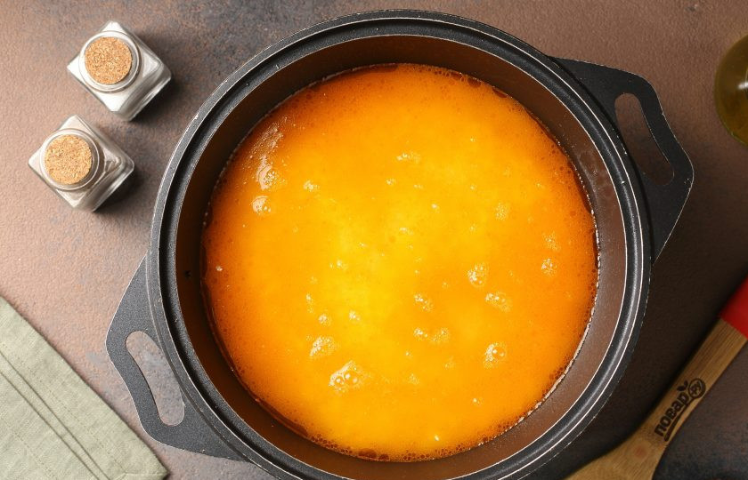 1. Этап. Плов из круглозёрного риса со свиной грудинкой и овощами: Долейте кипятка. Вода должна быть выше риса примерно на 1-1,5 см. Накройте крышкой и на сильном огне готовьте до полуготовности риса. Когда вода вся впитается, соберите рис к центру казана и накройте тарелкой. Сверху накройте казан опять крышкой, убавьте огонь до минимума и готовьте ещё 10 минут.