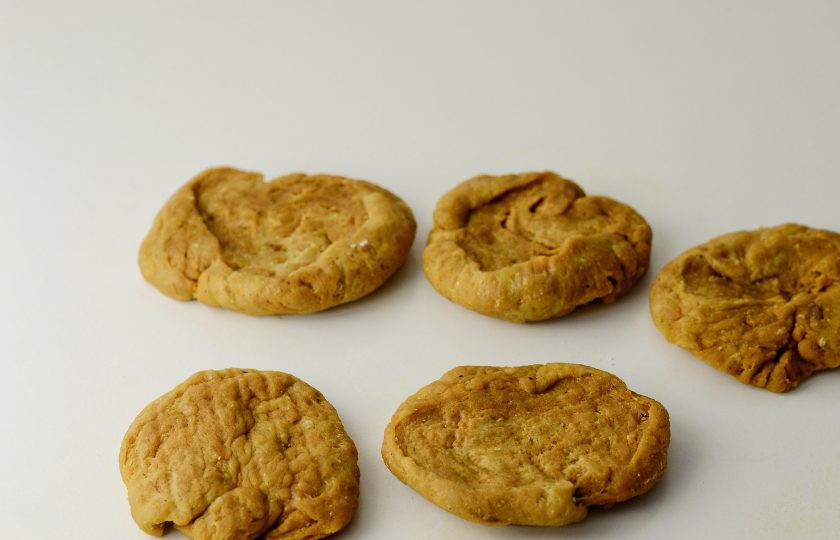 1. Этап. Вегетарианское мясо: Разделите тесто на плоские кусочки. При выборе размера учитывайте, что после варки они увеличатся.