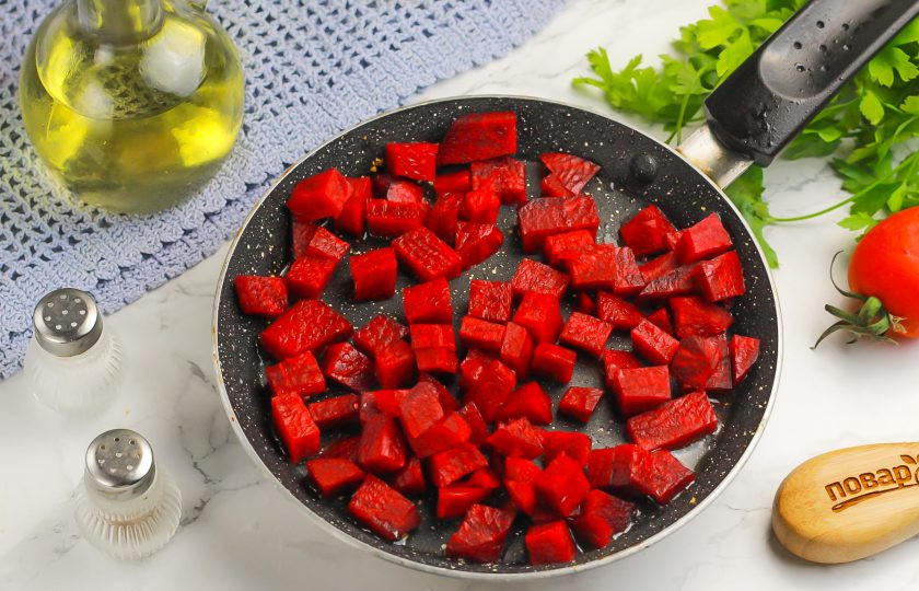 1. Этап. Жареная индейка со свеклой: Нарежьте свеклу кубиками. Снимите обжаренное филе индейки на тарелку и на том же жиру в сковороде обжарьте 3-4 минуты свекольную нарезку.