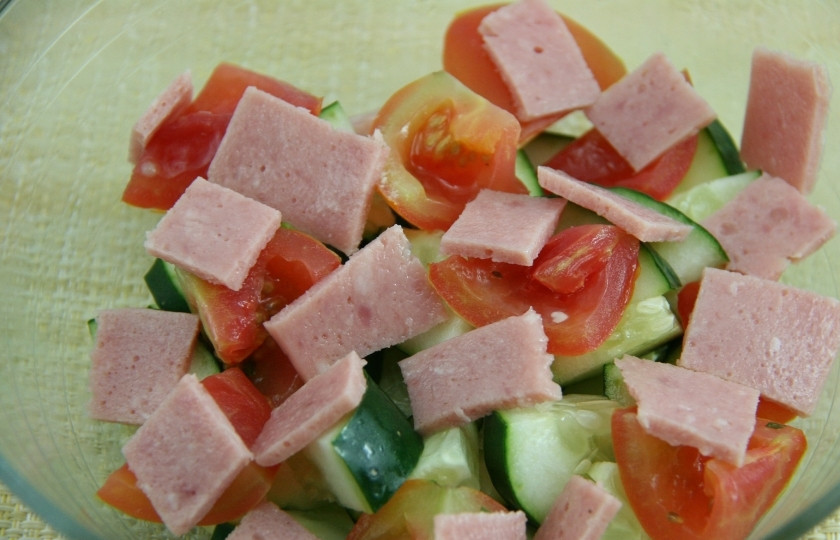 1. Этап. Салат Русская красавица с ветчиной: Ветчину нарежьте небольшими кусочками, добавьте в салат. И перемешайте со всеми ингредиентами перед самой подачей. Приятного аппетита.