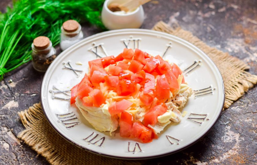 1. Этап. Салат с киви: Помидор нарежьте небольшими кубиками и уложите сверху на сырный слой. Смажьте майонезом.