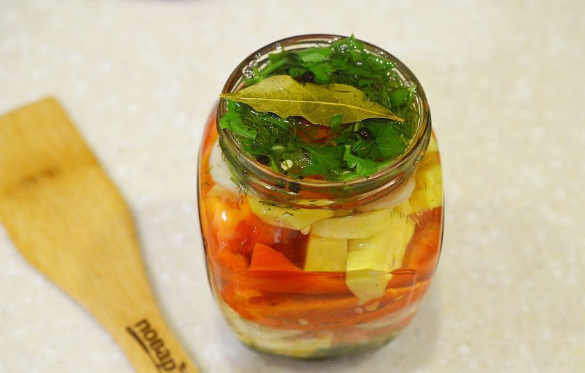 1. Этап. Кабачки с помидорами на зиму: 4. Залейте овощи в банках рассолом и закройте крышками.