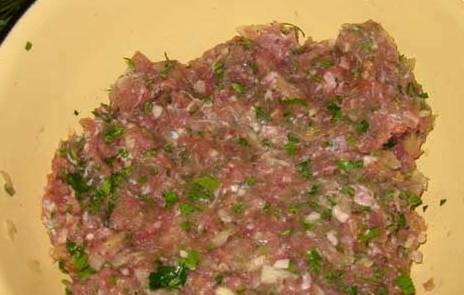 1. Этап. Хинкали в пароварке: Тщательно вымешиваем фарш до однородной воздушной консистенции.