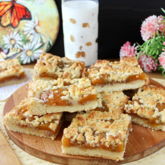 Пирог с орехами и вареньем