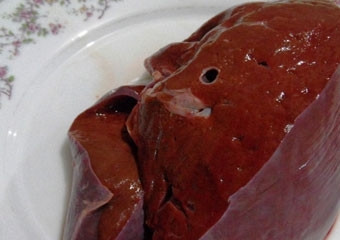 1. Этап. Печень по-восточному: Печень вымыть, обсушить, очистить от пленки и протоков.