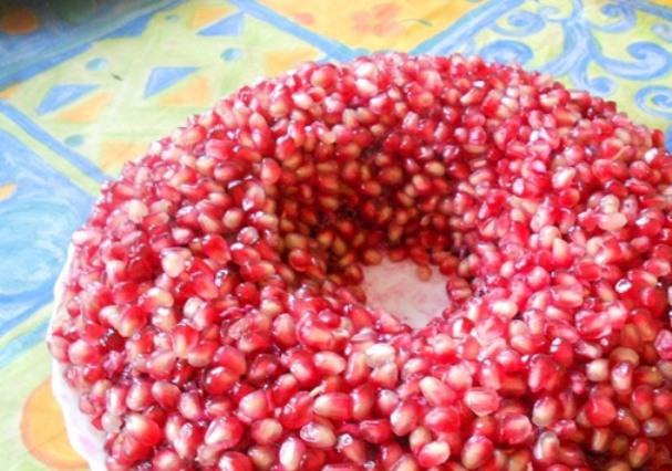 1. Этап. Салат с говядиной Гранатовый браслет: И завершающий этап – зерна граната. Обильно натыкайте их по всей поверхности салата. Дайте салату час-полтора пропитаться в холодильнике и подавайте на стол.