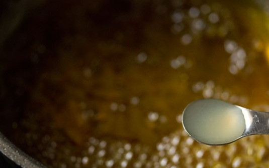 1. Этап. Джалеби индийские: 10. В конце добавьте немного сока лимона и снимите с огня.