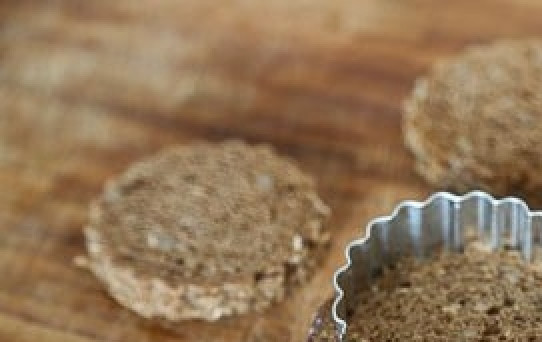 1. Этап. Тартинки с авокадо и печенью трески: 3. Из черного хлеба при помощи формы вырезаем тартинки. Их можно подсушить в духовке (кто как любит), я оставила так. Толщина хлеба не должна превышать более сантиметра.