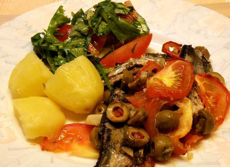 1. Этап. Салака тушеная: Салака тушёная подаётся с вашим любимым гарниром.