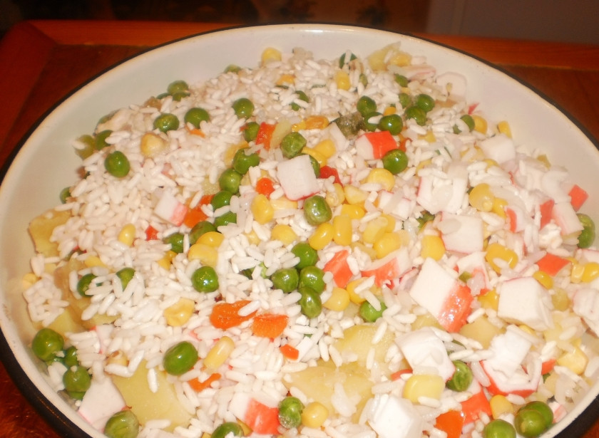1. Этап. Постный салат с крабами: 1. Картошку и рис отварим до готовности, овощи разморозим. Если ваша смесь сырая, обжарьте ее на сковородке, если это вареные овощи - это не обязательно. Складываем в миску кукурузу, картошку кубиками, рис, мелко порезанное крабовое мясо или палочки.