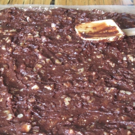 1. Этап. Шоколадный рулет с грецкими орехами: Готовим начинку для рулета: в блендере измельчаем оставшийся нектар агавы, какао-порошок, финики (без косточек) и ванилин. Грецкие орехи не измельчаем в блендере, а просто рубим ножом и смешиваем с начинкой. Получившейся начинкой равномерно смазываем приготовленное нами тесто рулета.