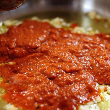 1. Этап. Утка карри по-тайски: Добавьте смесь карри.