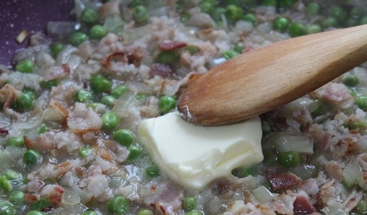 1. Этап. Минтай с зеленым горошком и беконом: Всыпать зеленый горошек и влить вино. Довести до кипения и на небольшом огне выпаривать 3 минуты. Добавить оставшееся масло и хорошо размешать. Откорректировать по вкусу - я добавила щепотку сахара и перец.