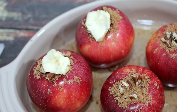 1. Этап. Легкие запеченные яблоки: 3. Добавьте на дно противня воды столько, чтобы только покрылось дно. К каждому яблочку добавьте кусочек сливочного масла сверху.