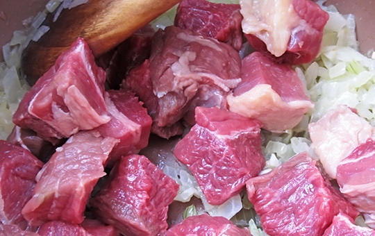 1. Этап. Венгерский суп-гуляш в хлебе: 1. Я всегда начинаю готовить это блюдо с самого трудоемкого. В данном случае - это говядина, которая готовится не совсем быстро. Итак, нарезаем мясо кубиками среднего размера и отправляем жарится на слабый огонь.