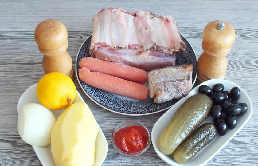 1. Этап. Солянка на говяжьем бульоне: Подготовьте необходимые ингредиенты.