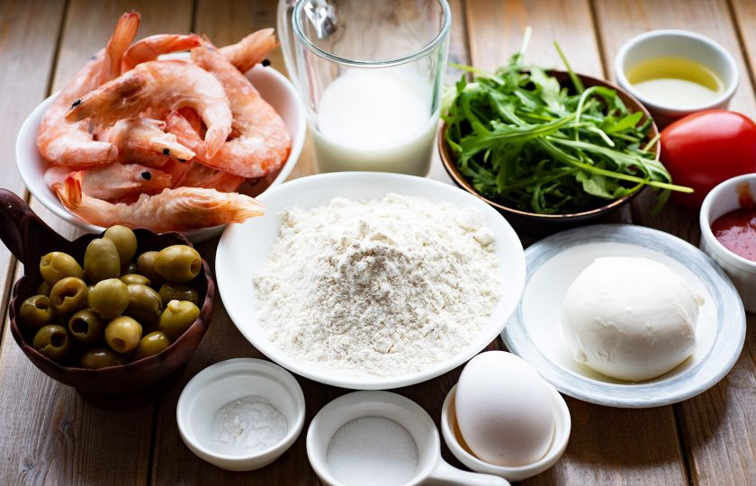 1. Этап. Пицца с оливками и креветками: Все ингредиенты очень удобно подготовить сразу. Помидор и веточки рукколы ополосните в проточной воде. Из баночки с оливками слейте излишнюю жидкость.