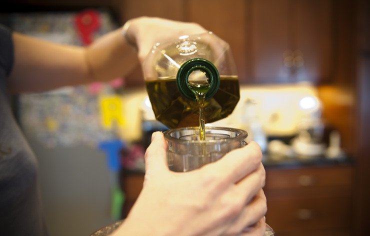 1. Этап. Гренки с сыром и чесноком: 5. К сыру и чесноку постепенно вводите оливковое масло, слегка взбивая. Следите за тем, чтобы сыр не превратился в кашицу.