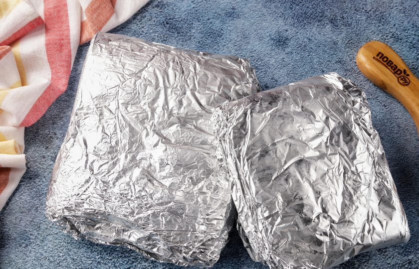 1. Этап. Слабосолёная форель в домашних условиях: Заверните в фольгу и уберите в холодильник на 1 день. Затем рыбу можно переложить в морозилку, до того момента, когда вы захотите её съесть.