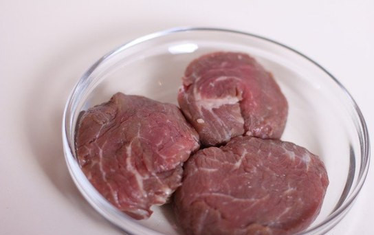 1. Этап. Говядина с гранатом: Режем мясо на порционные кусочки.