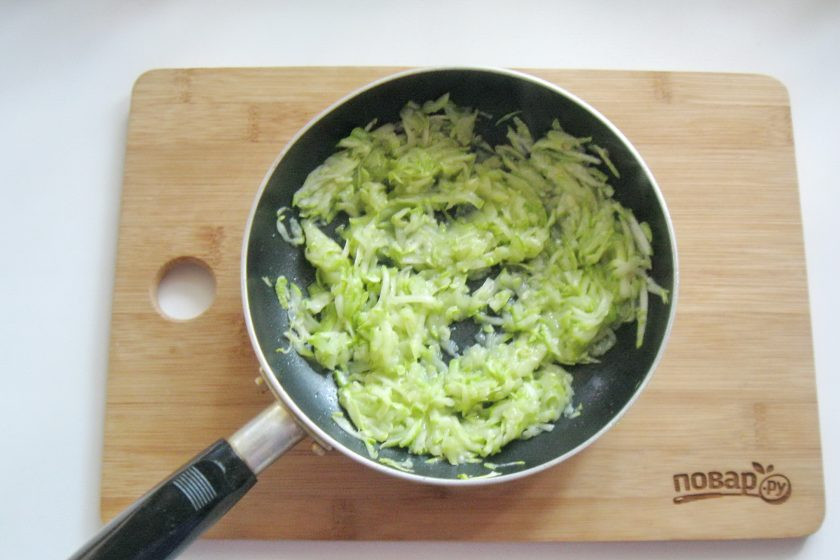 1. Этап. Омлет с сыром и кабачком: Налейте немного подсолнечного масла и тушите кабачок 7-8 минут, перемешивая.