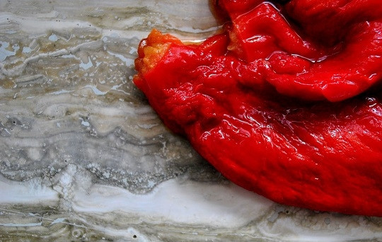 1. Этап. Махаммара: 4. Чуть остудив перец, очистите его от кожуры и семян. Мякоть выложите в чашу блендера, добавьте сок лимона, сок граната, специи, очищенные грецкие орехи.