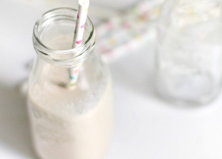 1. Этап. Алкогольный молочный коктейль: 3. Разлейте коктейль и подавайте его сразу же после приготовления.