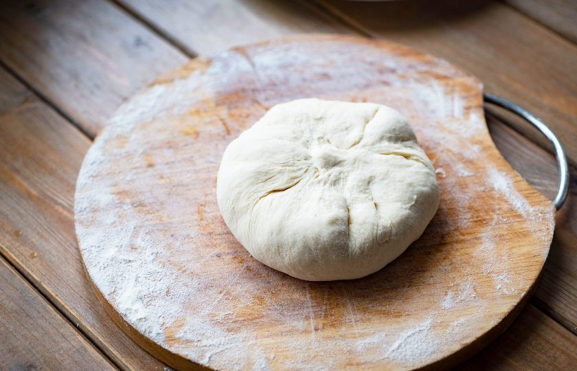 1. Этап. Хычины с творогом: Припылите рабочую поверхность мукой и одну часть теста раскатайте в лепешку. На центр лепешки положите одну часть начинки.