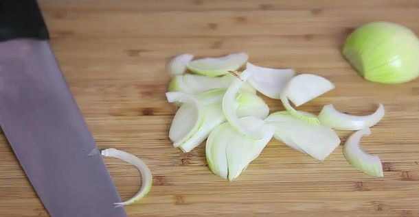 1. Этап. Свинина по-корейски: 4. Последним ингредиентом будет лук. Его нужно очистить и нарезать средними полукольцами. Если луковица крупная лучше использовать половинку.